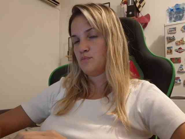 lean-cheeky webcam
