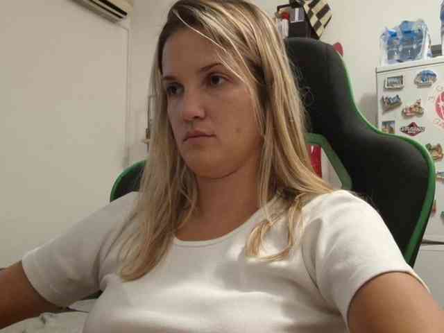 lean-cheeky webcam