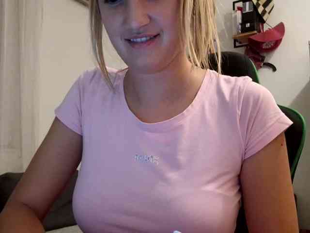 lean-cheeky webcam