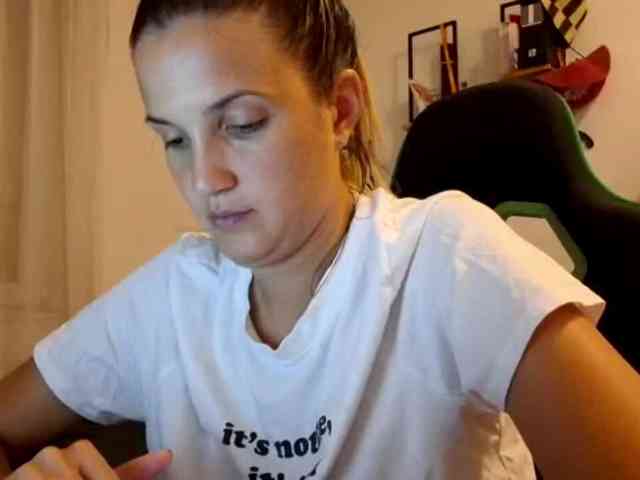 lean-cheeky webcam