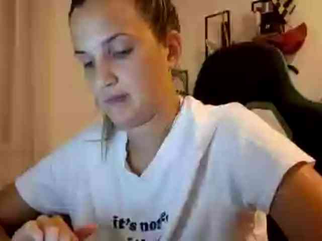 lean-cheeky webcam