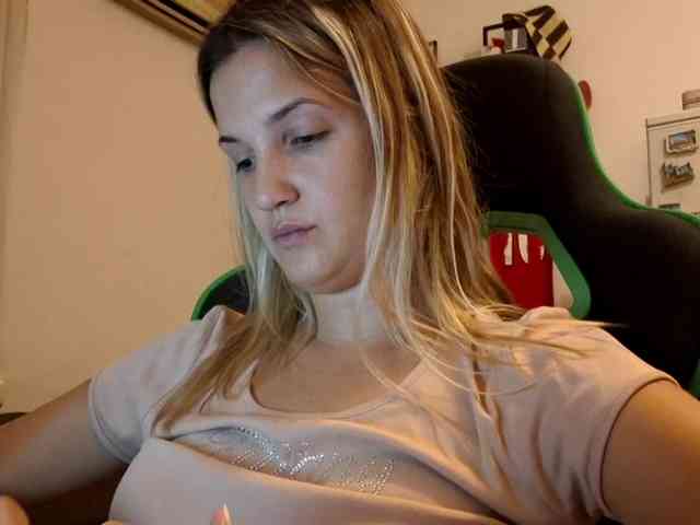 lean-cheeky webcam