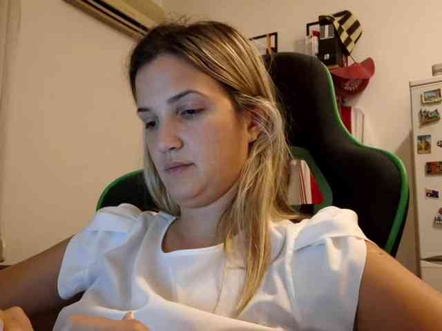 lean-cheeky webcam