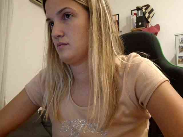 lean-cheeky webcam