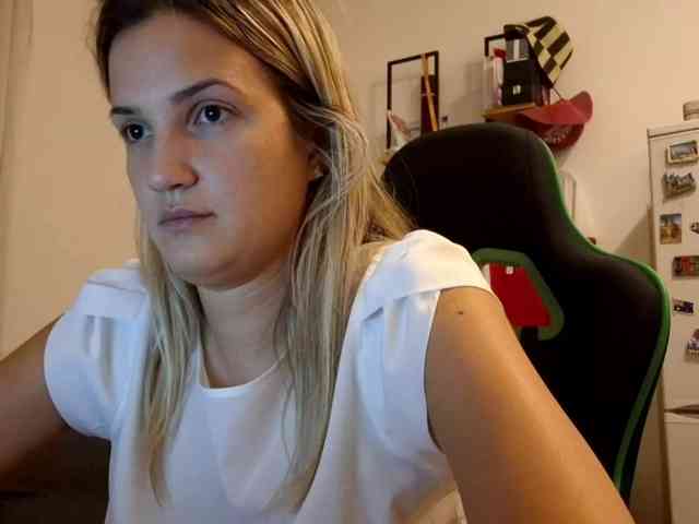 lean-cheeky webcam