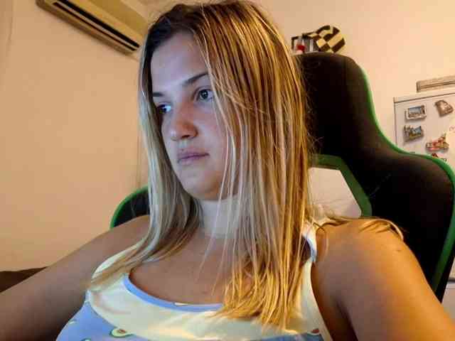 lean-cheeky webcam