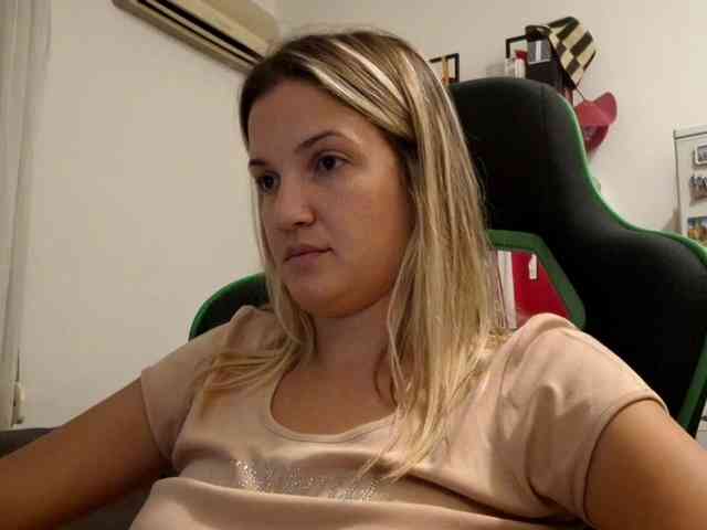 lean-cheeky webcam