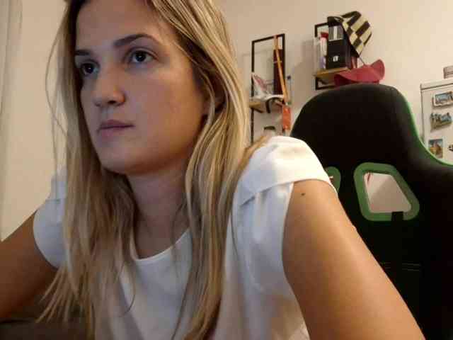 lean-cheeky webcam