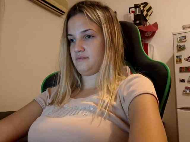 lean-cheeky webcam