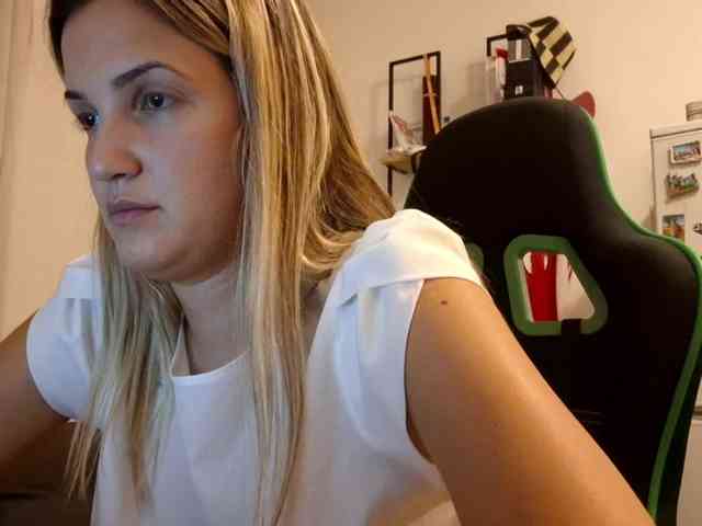 lean-cheeky webcam