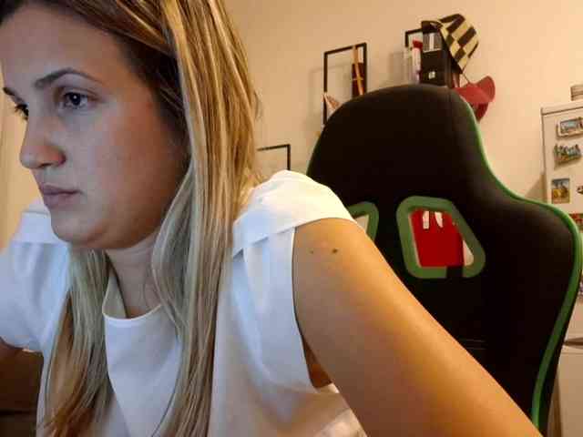 lean-cheeky webcam