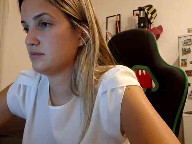 lean-cheeky webcam