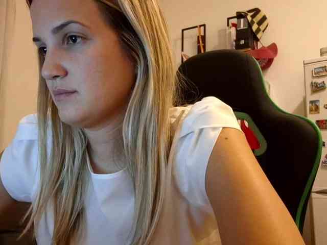 lean-cheeky webcam