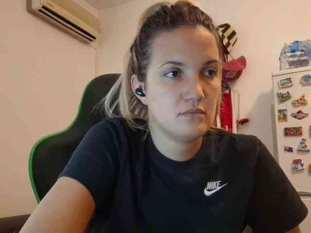 lean-cheeky webcam