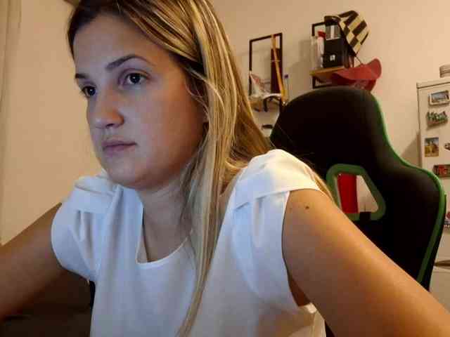 lean-cheeky webcam