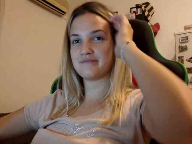 lean-cheeky webcam