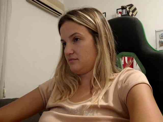 lean-cheeky webcam