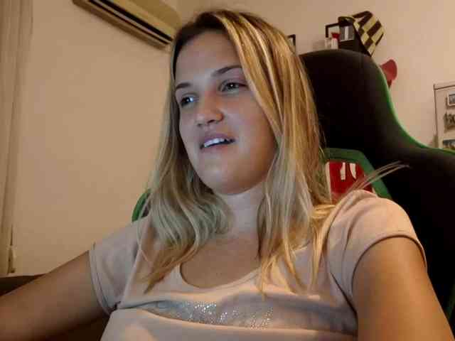 lean-cheeky webcam