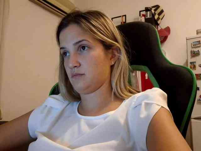 lean-cheeky webcam
