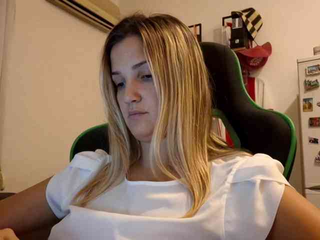 lean-cheeky webcam