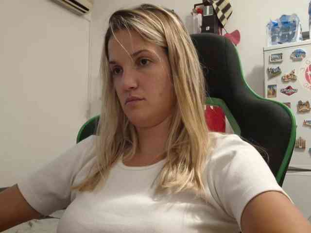lean-cheeky webcam