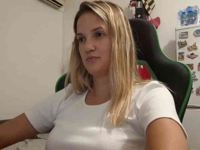 lean-cheeky webcam