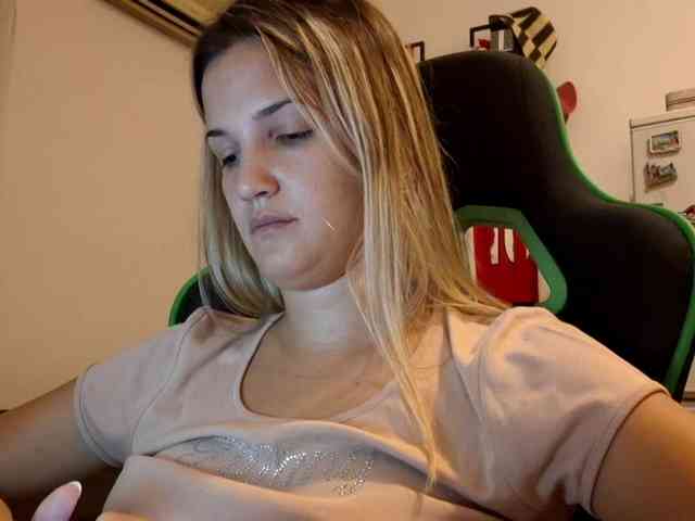 lean-cheeky webcam