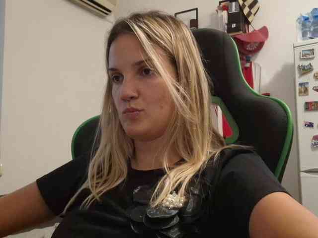 lean-cheeky webcam