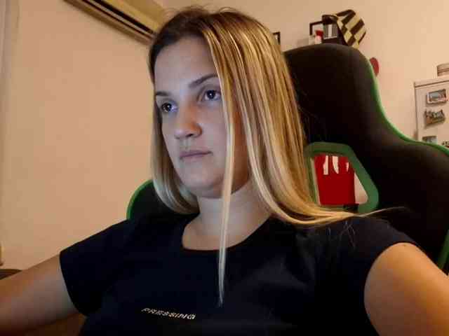 lean-cheeky webcam