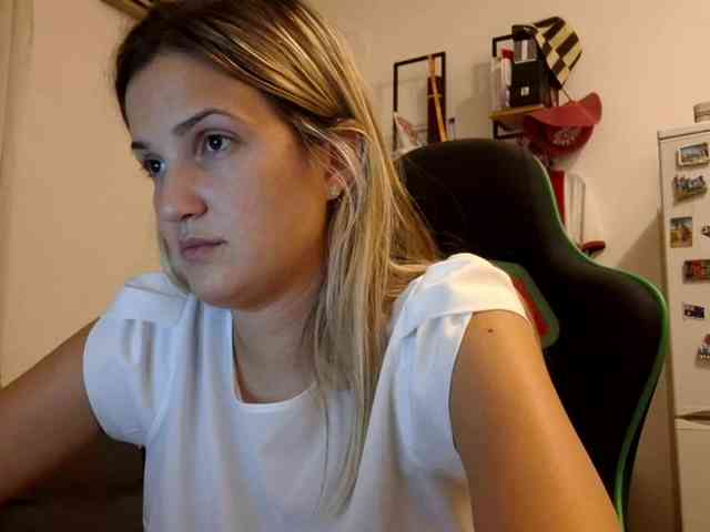 lean-cheeky webcam