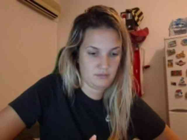 lean-cheeky webcam