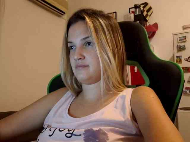 lean-cheeky webcam