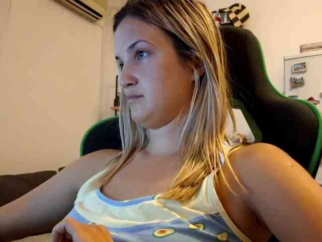 lean-cheeky webcam
