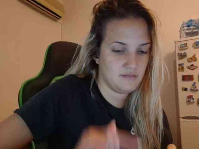 lean-cheeky webcam