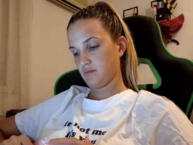 lean-cheeky webcam
