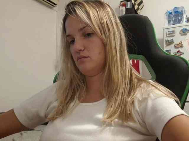 lean-cheeky webcam