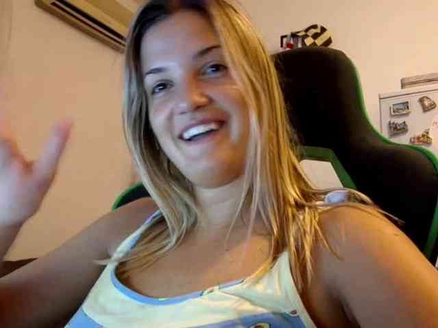 lean-cheeky webcam