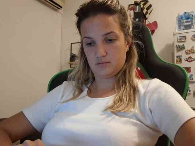 lean-cheeky webcam