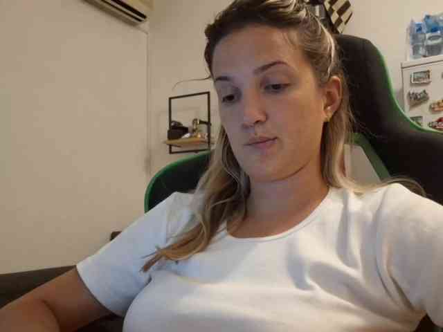 lean-cheeky webcam
