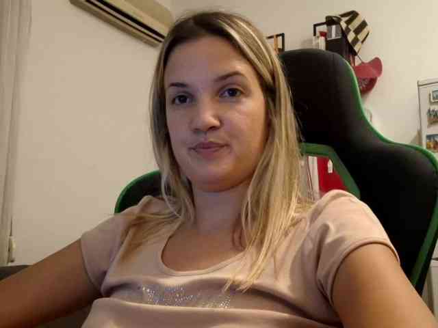 lean-cheeky webcam