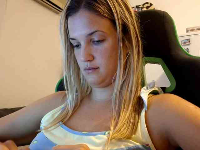 lean-cheeky Live Webcam on BongaCams