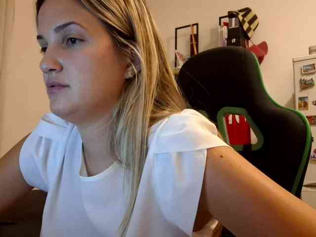 lean-cheeky webcam