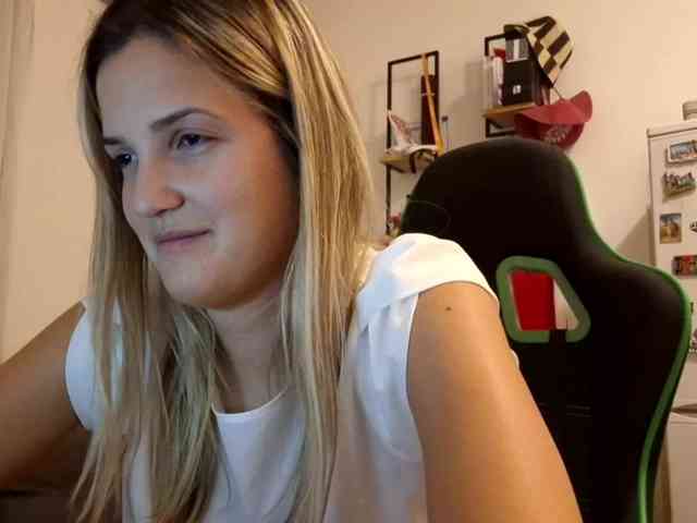 lean-cheeky webcam
