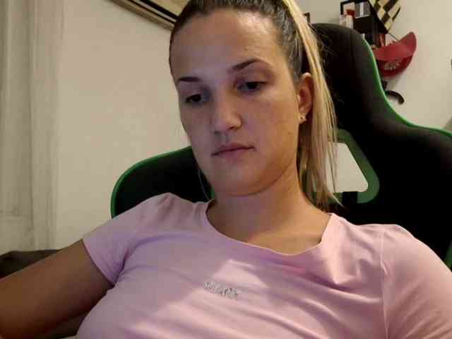 lean-cheeky webcam