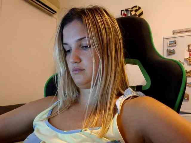 lean-cheeky webcam