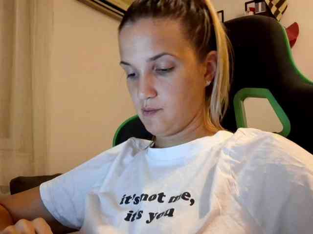 Lean-cheeky's cam show statistics and live stream