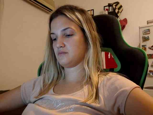 lean-cheeky webcam