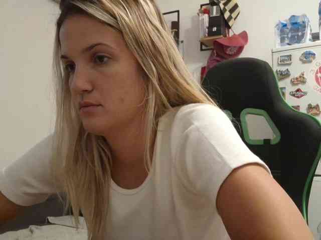 lean-cheeky webcam