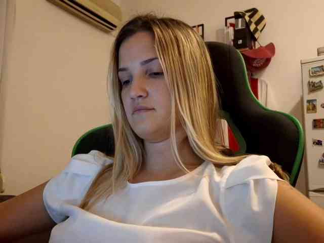 lean-cheeky webcam