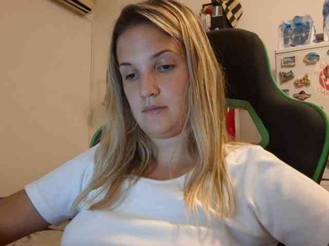 lean-cheeky webcam